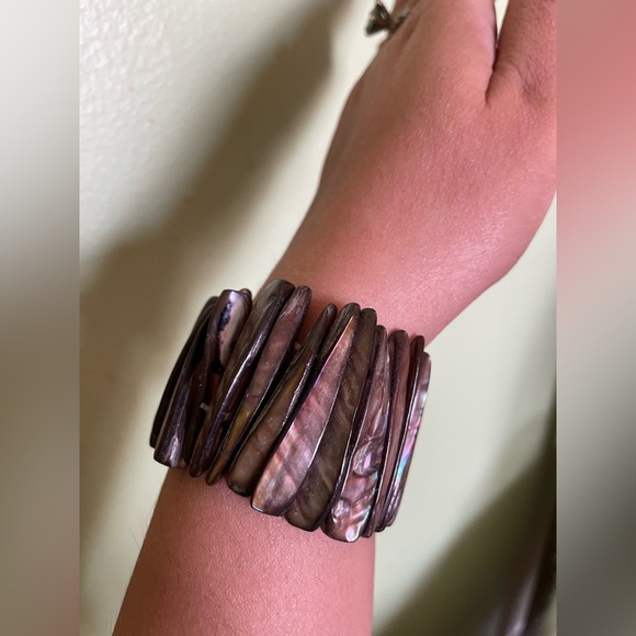 Elegant Elegant Iridescent Brown Mother of Pearl Bracelet - Picture 4 of 4